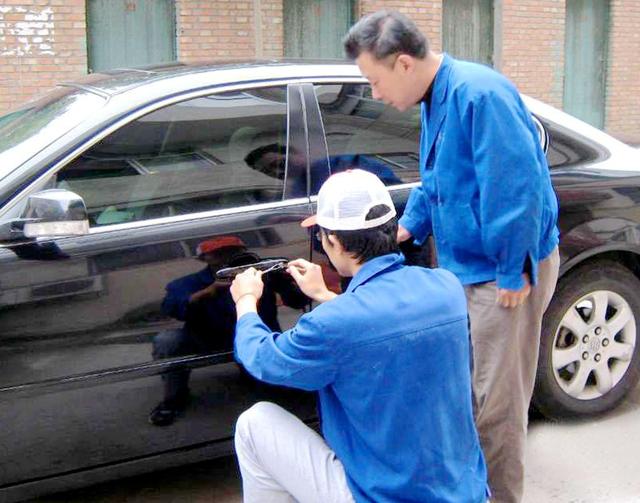 怀化汽车钥匙丢在车里面怎么办?